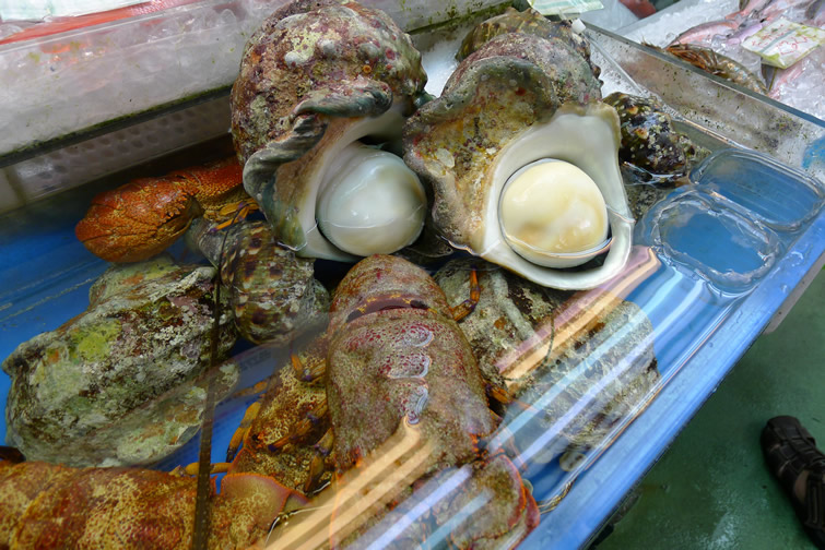 牧志公設市場（マキシ市場）１階海鮮物売り場